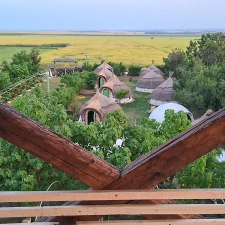אתר קמפינג La Colibe, Catun Arhaic Ecologic קונסטנצה